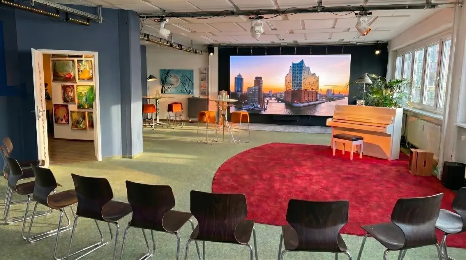 Showroom im Prismeo LAB mit großer LED-Wand für Präsentationen und Events